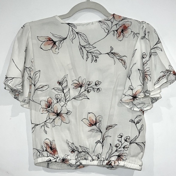 ASTR The Label White Floral Flutter Sleeve Deep V Crop Top Blouse Size XS - Picture 9 of 12